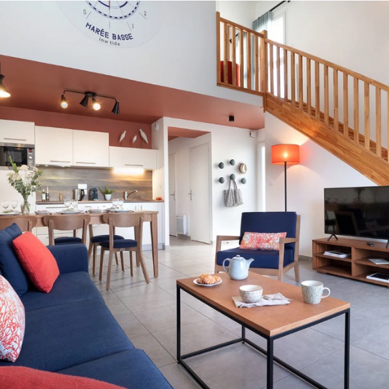 Séjour d'une villa avec mezzanine